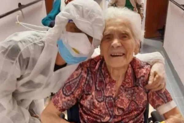 Idosa de 104 anos recuperada do coronavírus ao lado de sua médica