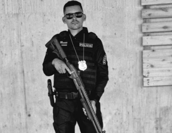 policial penal segurando arma