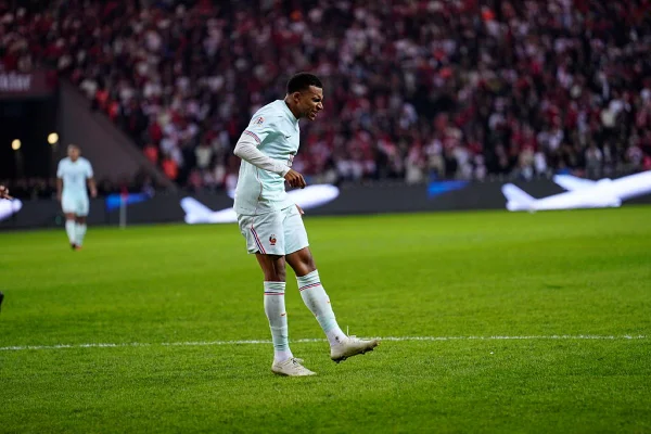 Com lesão no joelho, Kylian Mbappé vai à balada com namorada