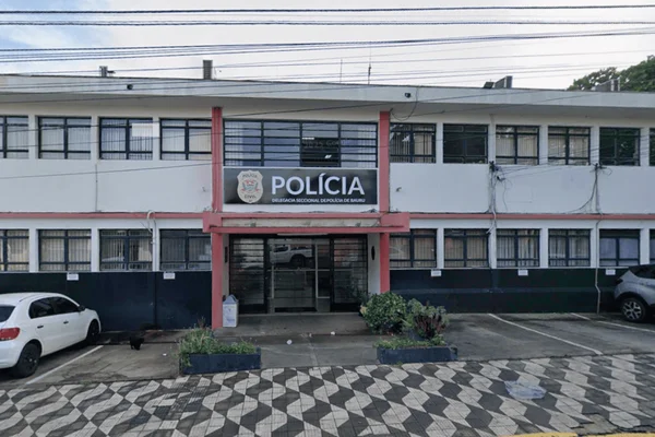 Imagem da fachada da delegacia seccional de Bauru, município onde foi registrado o caso do suspeito preso por homicídio - Metrópoles