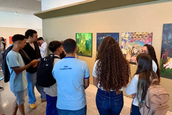 Estudantes de Planaltina visitam mostra Constelações Contemporâneas
