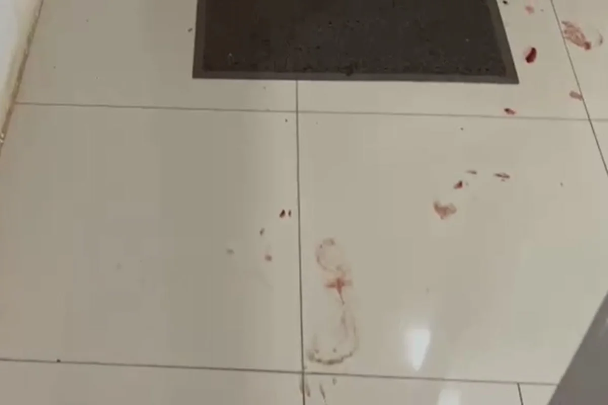 Pegadas de sangue em um dos andares do prédio Pegadas de sangue em um dos andares do prédio