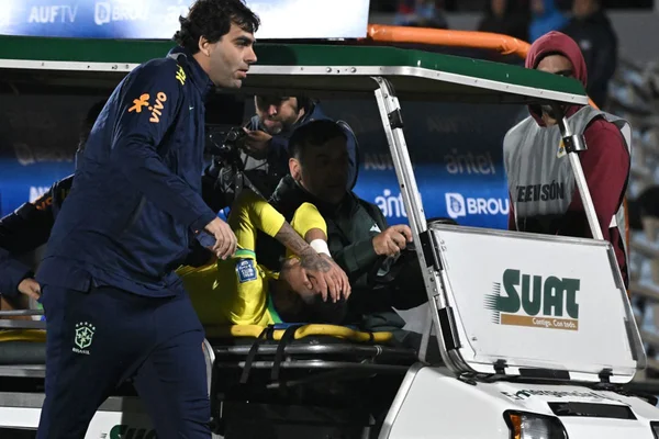 Imagem colorida de Neymar sendo atendido em carrinho - Metrópoles