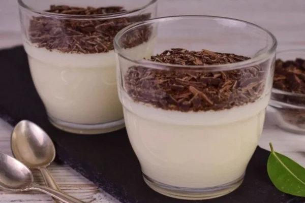 Mousse de leite ninho em pote de vidro com granulado por cima - Metrópoles