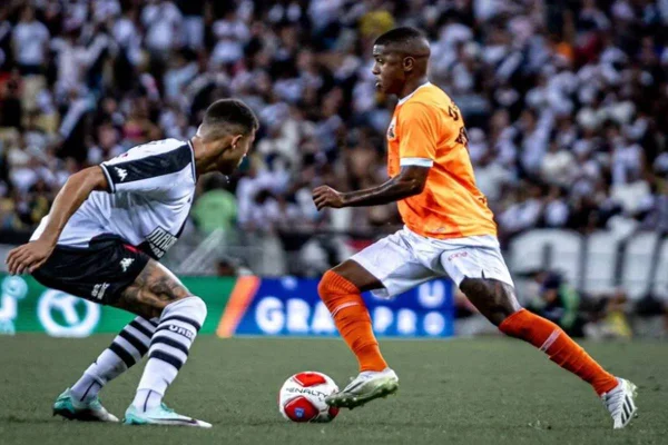 Imagem colorida de jogadores do Nova Iguaçu e do Vasco - Metrópoles
