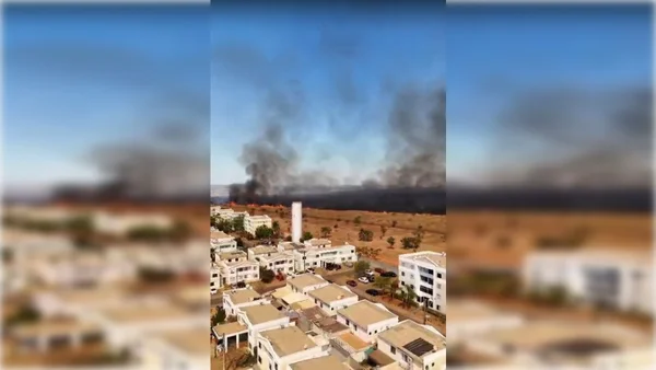 Incêndio em vegetação próximo a casas - Metrópoles