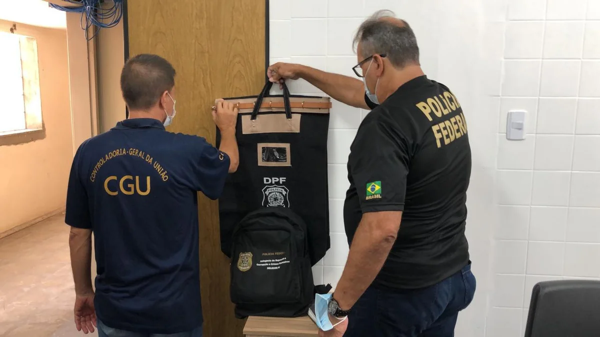Policiais federais recolhem documentos, computadores e celulares em cinco endereços Policiais federais recolhem documentos, computadores e celulares em cinco endereços