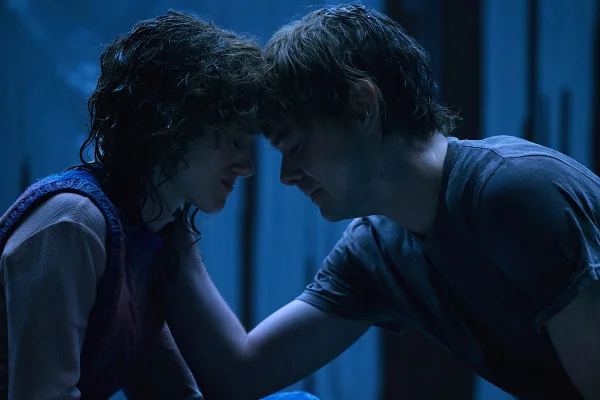 Imagem colorida de Natalia Dyer como Nancy Wheeler e Charlie Heaton como Jonathan Byers em Stranger Things - Metrópoles