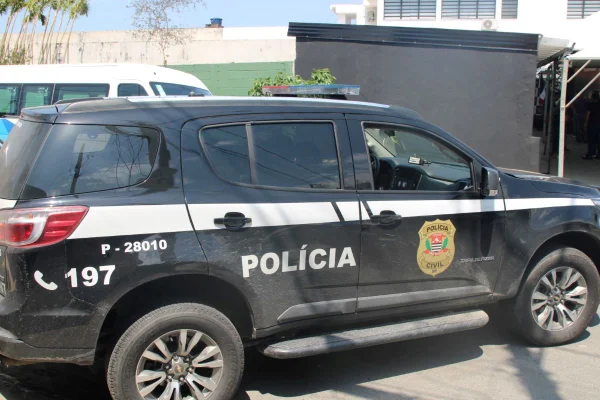 Imagem colorida mostra carro da polícia civil de São Paulo após a prisão de um homem procurado por homicídio no Rio Grande do Sul - Metrópoles