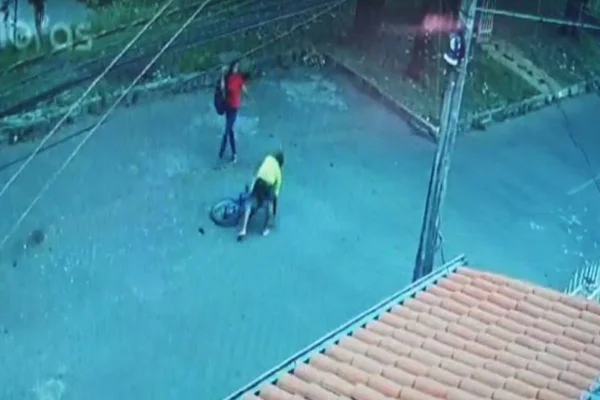 Vídeo: diarista luta contra assaltante e tenta pegar celular roubado