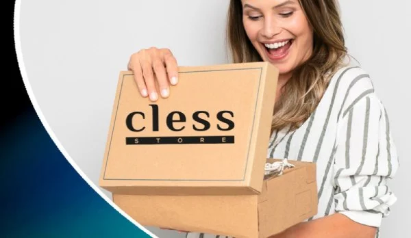 Mulher feliz ao abrir caixa com produtos de beleza