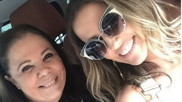 Em momento “saia justa”, mãe de Deborah Secco corrige filha no Twitter