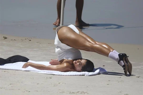 Juliana Paes joga bumbum para cima e quase mostra demais em fotos