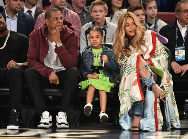 Blue Ivy, filha de Beyoncé e Jay-Z, chama atenção em recital de balé
