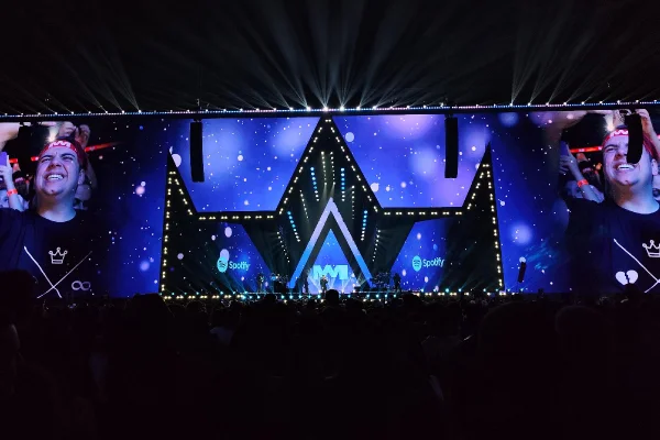 Imagem colorida mostra painel de LED em show de grande porte - Metrópoles