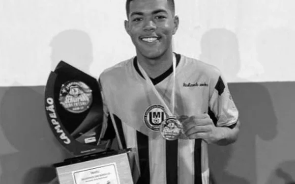 Imagem em petro e branco do jogador Denisson Roberto Santos da Silva, que morreu afogado em Sergipe