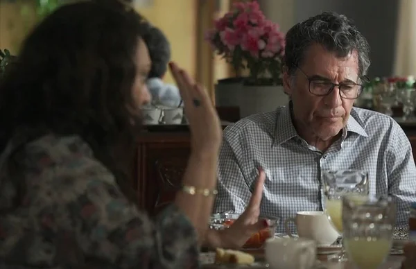 Órfãos da Terra: Miguel e Rania recuperam a casa e a loja da família