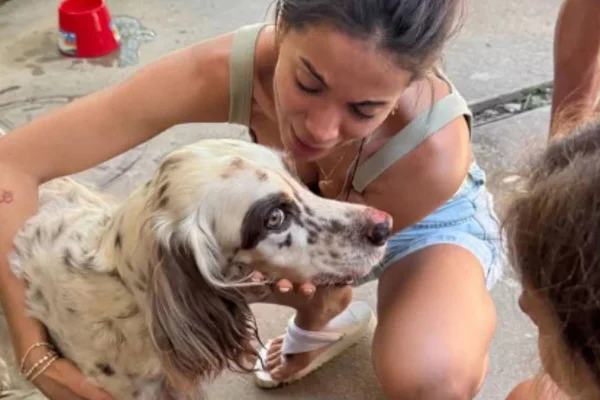 Foto colorida de Anitta e Charlie, seu cachorro - Metrópoles