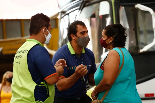 funcionário do sistema de transporte de goiÂnia tenta explicar para usuária que ela não pode embarcar no ônibus em horário de pico, por causa das regras do novo decreto, em função da pandemia da covid-19