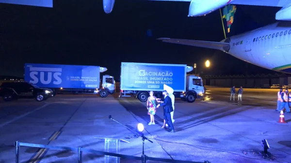 Avião com vacinas enviadas pela Índia aterrissa no Rio de Janeiro