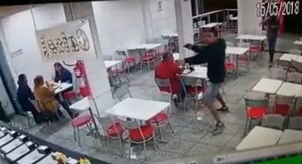 Vídeo mostra assalto em lanchonete no Riacho Fundo