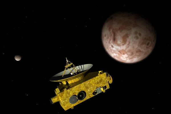 A sonda espacial não tripulada New Horizons da NASA sobrevoando o planeta anão Plutão e sua lua Caronte. A New Horizons está a caminho de Plutão desde seu lançamento da Terra em 2006 e sua maior aproximação está prevista para 14 de julho de 2015. A New Horizons tem aproximadamente o tamanho e a forma de um piano de cauda e pesava 478 kg no lançamento. A antena parabólica de alto ganho tem cerca de 2,1 metros de diâmetro e é usada para comunicação com a Terra. Nesta imagem, a sonda New Horizons está a cerca de 16.000 km de Plutão (canto superior direito), 35.400 km de sua maior lua, Caronte (canto superior esquerdo) e 4,78 bilhões de km da Terra. Dominando este lado da sonda com uma abertura de 20 cm está o Imageador de Reconhecimento de Longo Alcance (LORRI), uma câmera digital com um grande telescópio teleobjetivo reforçado para operar nos ambientes frios e hostis do espaço profundo. A 90 dias da maior aproximação de Plutão, as imagens da LORRI superarão a qualidade das melhores imagens de Plutão obtidas pelo Telescópio Espacial Hubble. Embora pouco se saiba sobre a aparência de Plutão, aqui este planeta anão do Cinturão de Kuiper é retratado como um mundo congelado, coberto por vários tipos de gelo, com uma fina atmosfera de nitrogênio, metano e possivelmente outros hidrocarbonetos, e uma superfície significativamente desgastada, já que a órbita de 248 anos de Plutão o aproxima e o afasta alternadamente do calor do Sol.