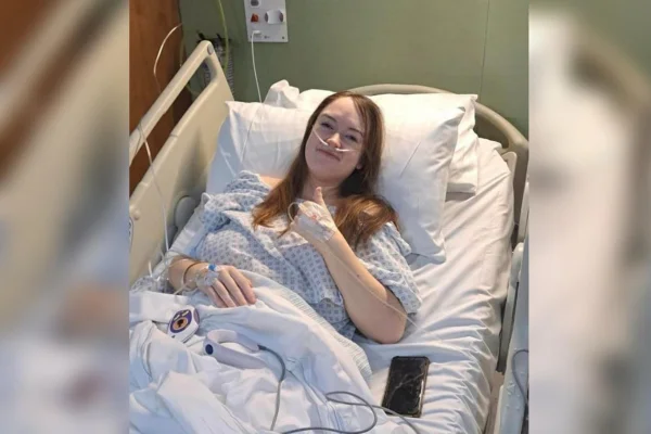 Foto colorida da britanica sarah mahon deitada em uma cama de hospital - Metrópoles