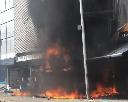 Incêndio em loja de cosméticos em Campo Grande, zona oeste do Rio de Janeiro