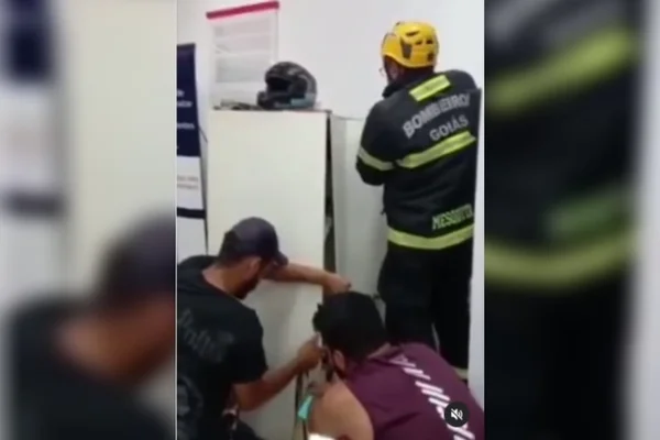 goias menino se tranca em guarda volumes