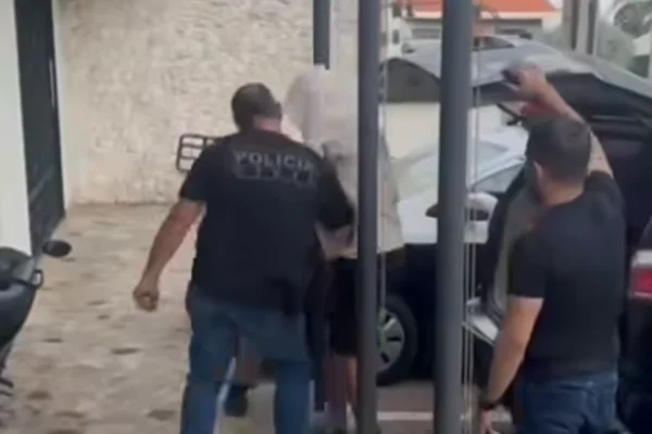 Imagem colorida de homem preso. Metrópoles