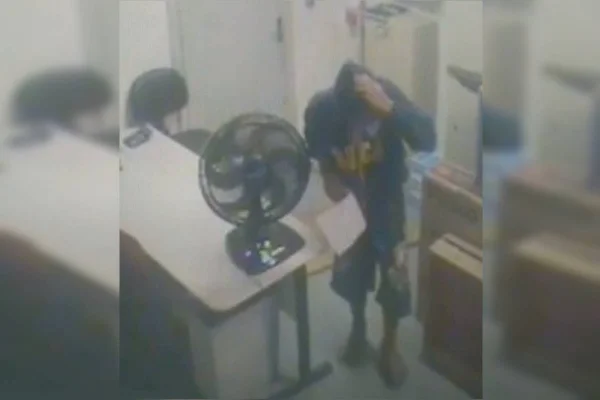 Ladrão tenta esconder rosto com capuz de casaco