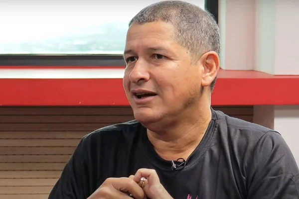 Fotografia colorida de homem com camiseta preta