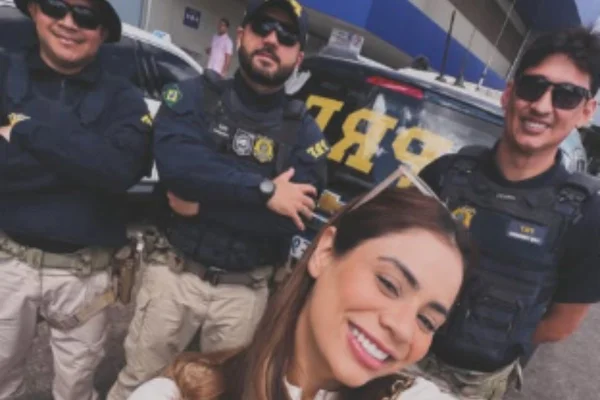 Lexa estava a caminho do aeroporto quando a van precisou parar no meio da rodovia. Ela pediu carona a uma viatura da PRF - Metrópoles