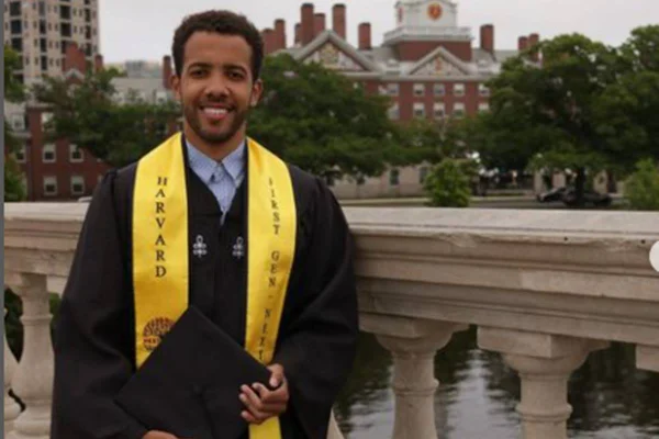 Negro e ex-aluno de escola pública, brasileiro se forma em Harvard
