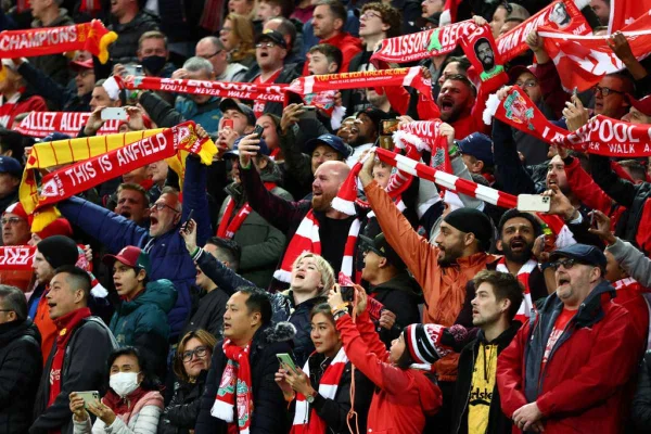 Torcida do Liverpool homenageia Cristiano Ronaldo após morte do filho