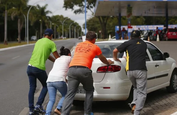 Sem álcool anidro para misturar à gasolina, volta a faltar combustível