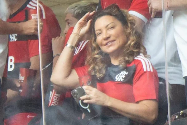 Flamenguista, Janja assiste à decisão da Supercopa no Mané Garrincha