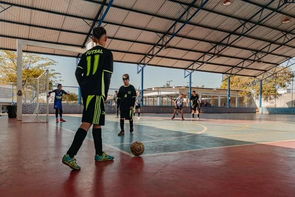 imagem colorida criança futsal anapolis