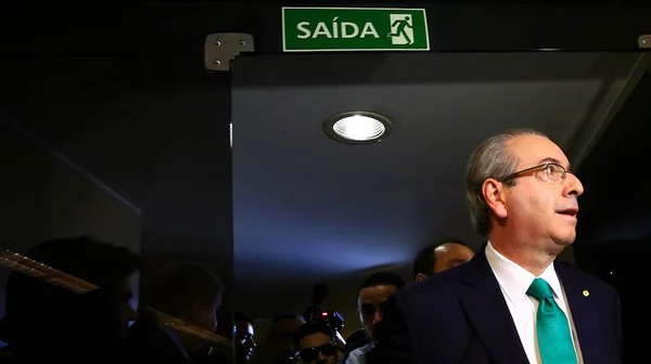 Bota-fora de Eduardo Cunha tem churrasco e até música eletrônica