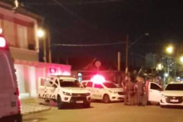 Policiais militares acompanham ocorrência na Praia Grande, envolvendo PM aposentado - Metrópoles