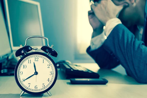 Governo propõe jornada de trabalho de até 12h por dia