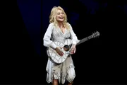 Morre Dolly Parton, madrinha de Miley Cyrus