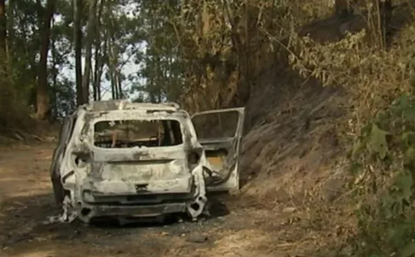 Imagem colorida mostra um carro branco queimado parado em uma estrada de terra. Um homem teria sido encontrado carbonizado dentro do veículo - Metrópoles