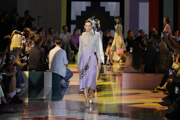Prada mira na simplicidade no primeiro dia do Milão Fashion Week
