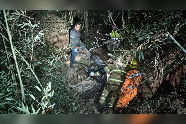 Colisão entre carros deixa mulher morta e quatro feridos na MG-126