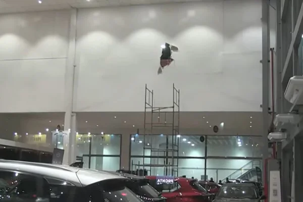 Homem arremessado concessionária SP