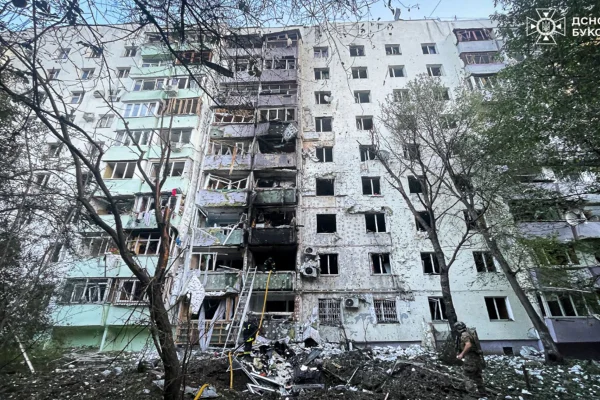 Imagem colorida de prédio atingido por mísseis russos