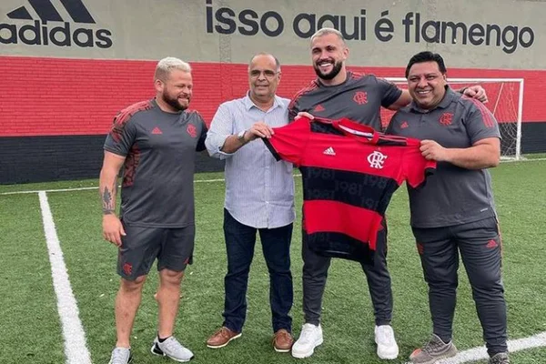 Ex-BBB21, Arthur Picoli é convidado a jogar no Fut 7 do Flamengo