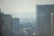 Neblina de poeira encobre Brasília nesta manhã, reduzindo a visibilidade e alterando a paisagem da capital. O fenômeno é resultado do tempo seco e ventos fortes típicos deste período.