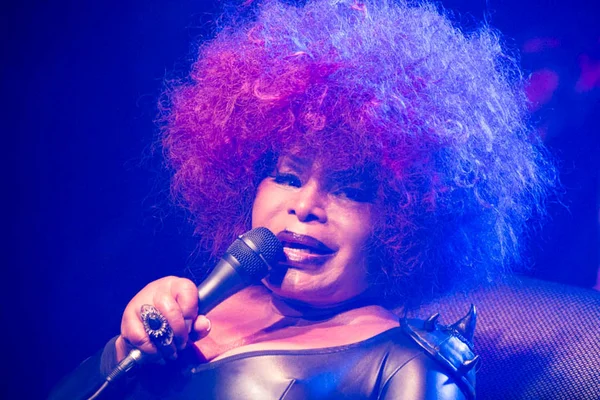 Elza Soares, a “mulher do fim do mundo”, brilha em palco brasiliense